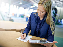 Une femme gérant le transport d'une oeuvre d'art international